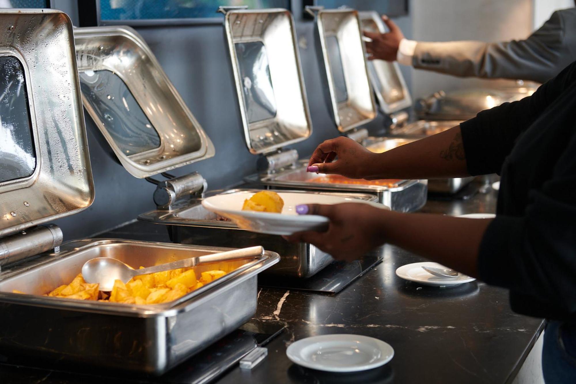 The Capital Pearls Hotel Дурбан Экстерьер фото A self-service buffet