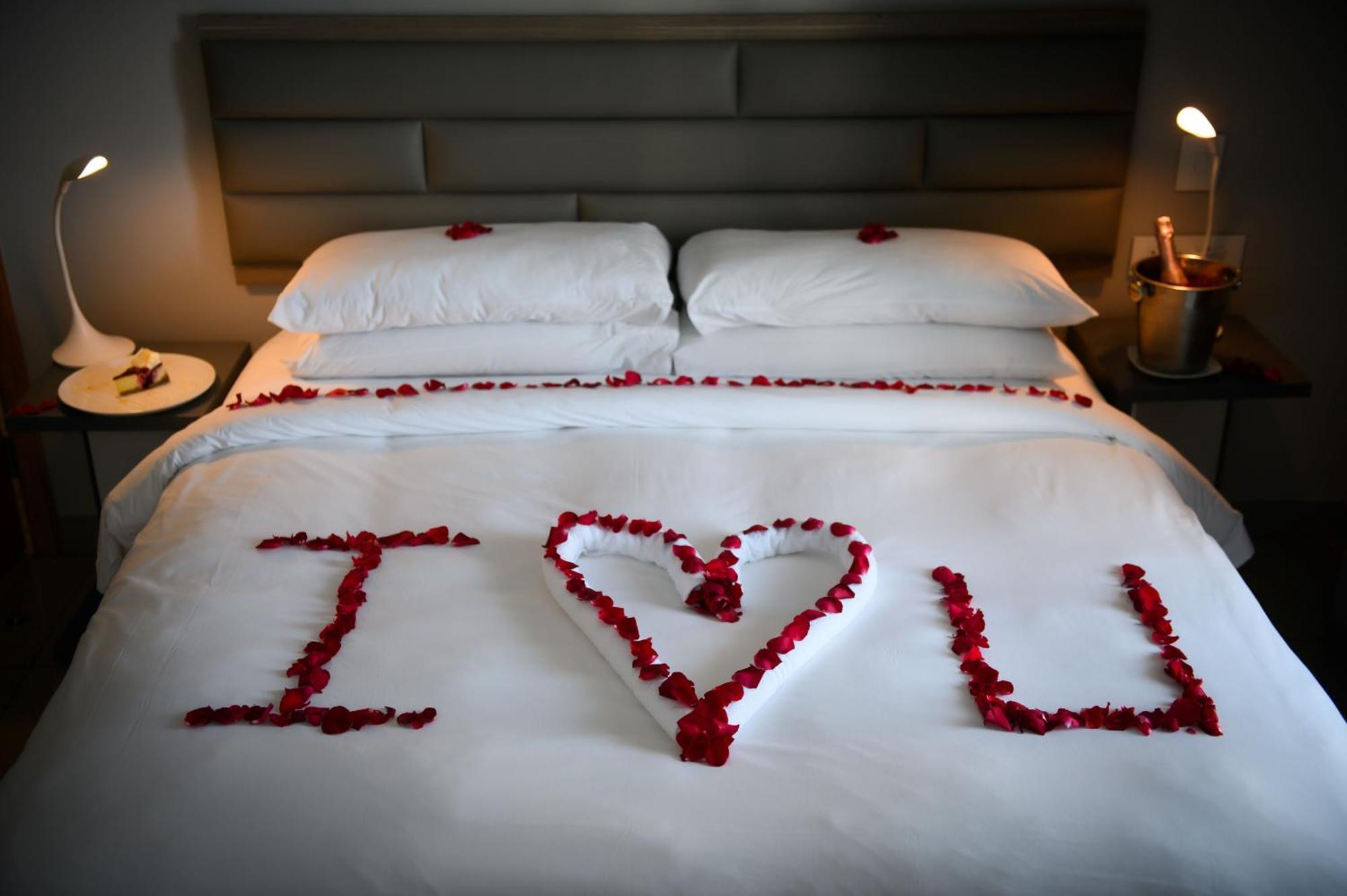 The Capital Pearls Hotel Дурбан Экстерьер фото A bed decorated with rose petals