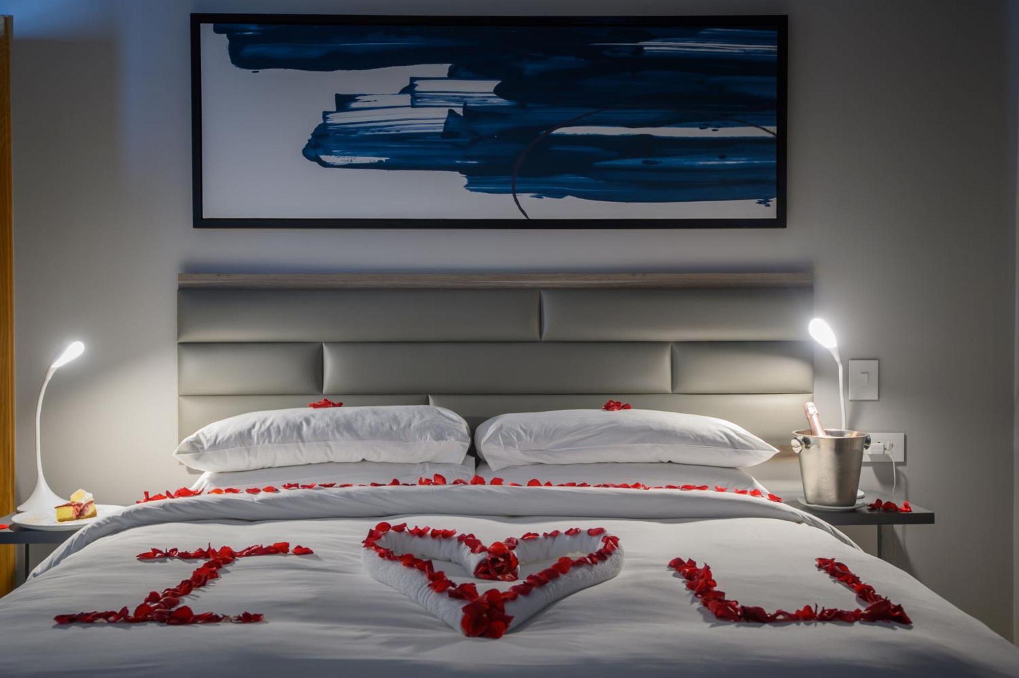 The Capital Pearls Hotel Дурбан Экстерьер фото A bedroom at the hotel